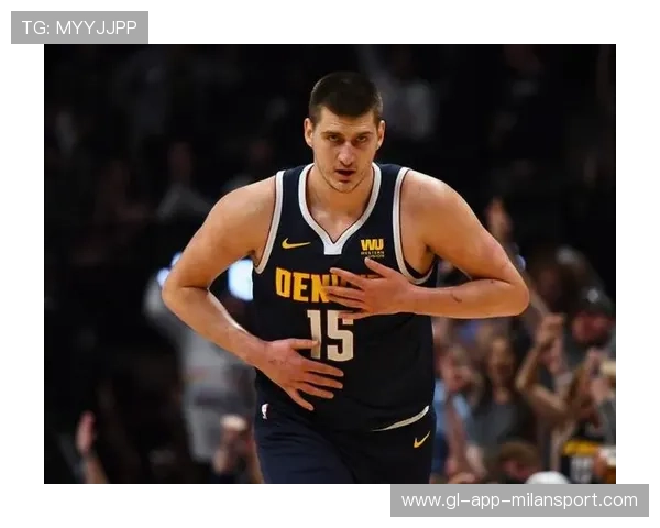 约基奇低位背身假动作愈发娴熟，连骗三名对抗者