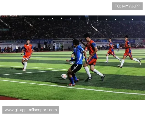 浙江队王钰栋边路连续传切：足球魅力尽显，速度与技术的完美结合