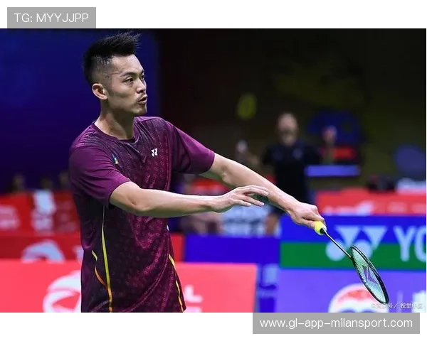 羽毛球运动员发力过猛拍子飞了？看完这些技巧和经验，羽毛球打得更稳更准！