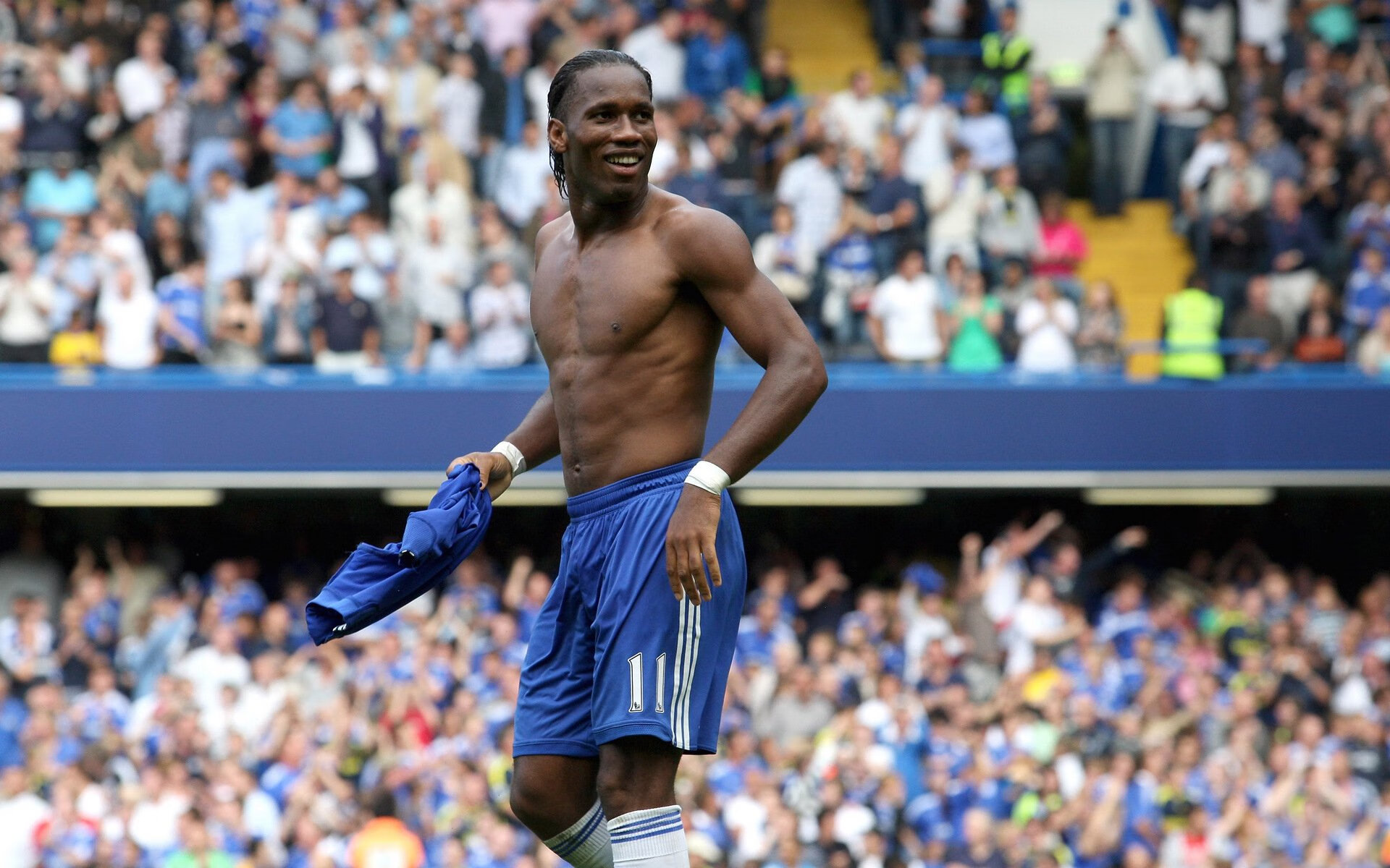 国际热身赛中国女足逆袭 球迷热情高涨，国足热身赛大胜